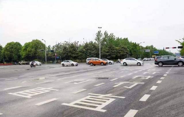 J9直营集团官方网站-
新手开车上路 牢记这16字口诀 发生事故也不用你卖力(图4)