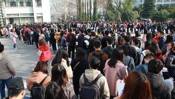 
公务员每年都招人 真有这么缺人吗？-J9直营集团官方网站(图2)